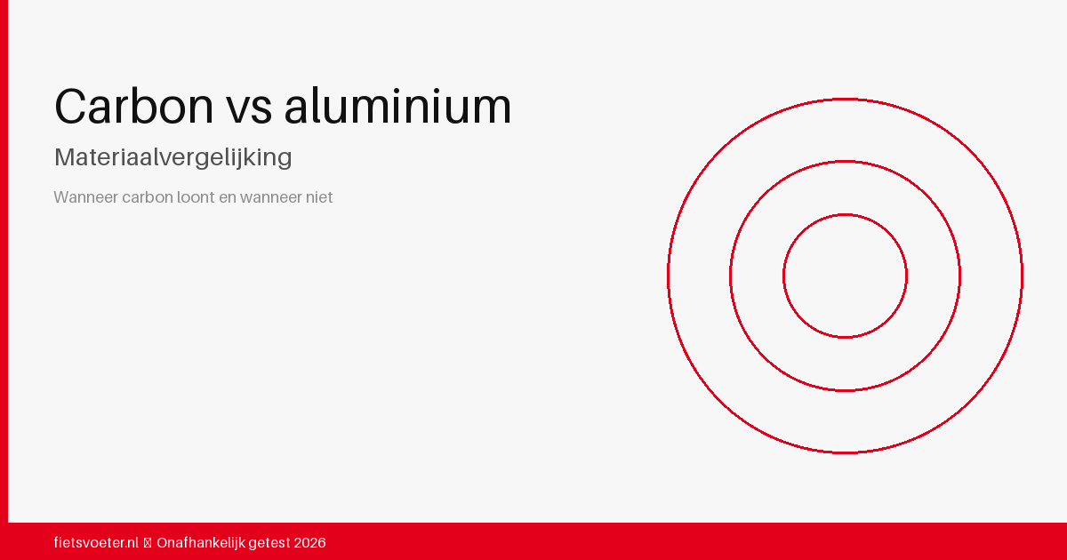 Carbon racefiets links en aluminium racefiets rechts naast elkaar — materiaalvergelijking 2026 Fietsvoeter.nl