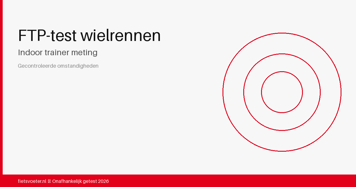 Wielrenner op indoor trainer tijdens FTP-test — wattmeter display zichtbaar — training 2026